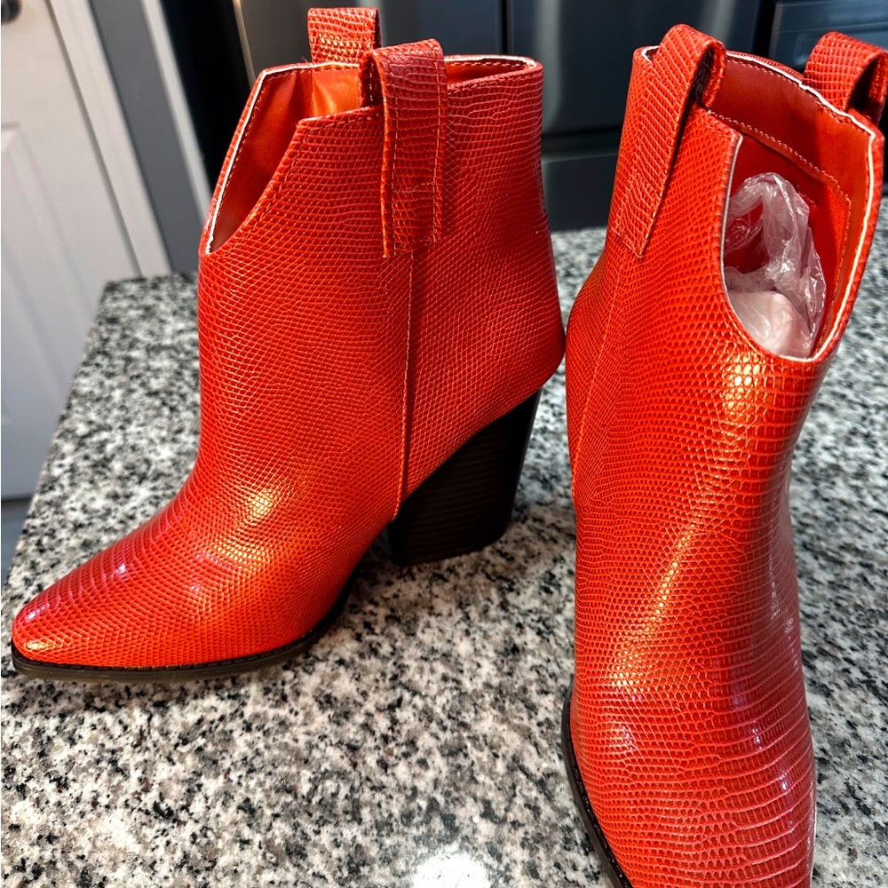 Versona Red Ankle Boots with Pointed Toe and Block Heel
